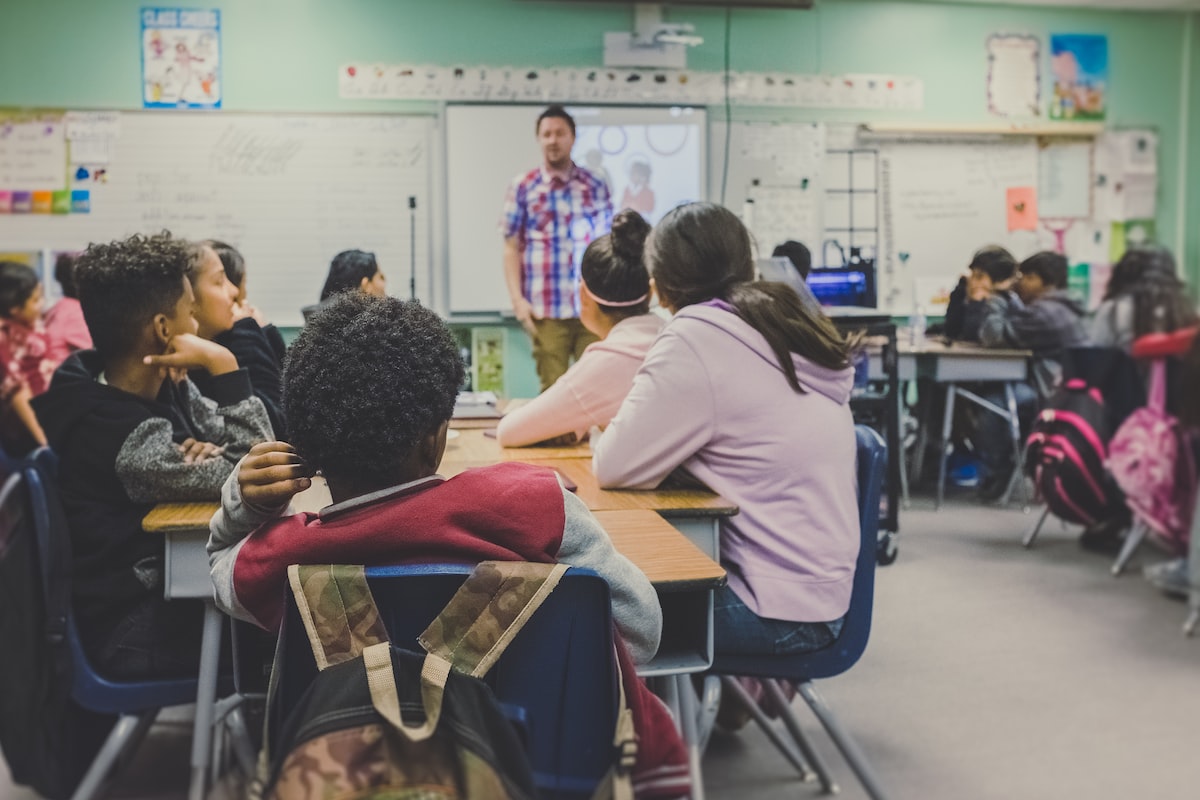 A teacher presenting a lecture to elementary school students.